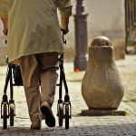 Garantire il benessere degli anziani non autosufficienti: l'importanza di un personale altamente specializzato nelle residenze